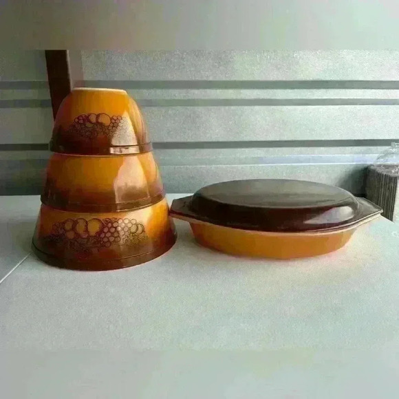 PYREX "OLD ORCHARD FRUIT" Brown Cinderella Nesting Bowls & Divided Casserole - Picture 1 of 7